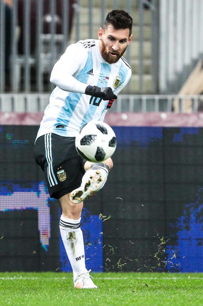 LĐBĐ Argentina bị chỉ trích vì bày Messi và đồng đội cách “thả thính” phụ nữ Nga - Ảnh 3.