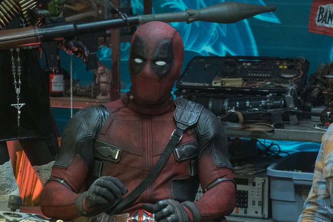 After-credit của Deadpool 2 suýt có cảnh em bé Hitler và đá đểu Captain America Chris Evans - Ảnh 1.