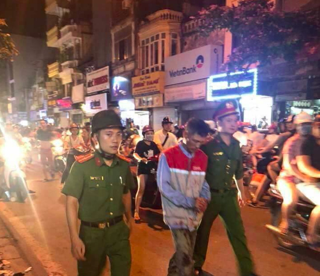 Vụ chồng cũ quay về đ&acirc;m vợ trước mặt 2 con g&aacute;i: Mẹ vừa nu&ocirc;i ch&uacute;ng em v&agrave; người c&ocirc; bại liệt, vừa c&ograve;ng lưng trả nợ cho bố - Ảnh 1.