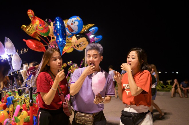 Thanh Duy, Khả Như, Li&ecirc;u H&agrave; Trinh bật kh&oacute;c khi được fan bất ngờ phục k&iacute;ch tại Nha Trang - Ảnh 3.