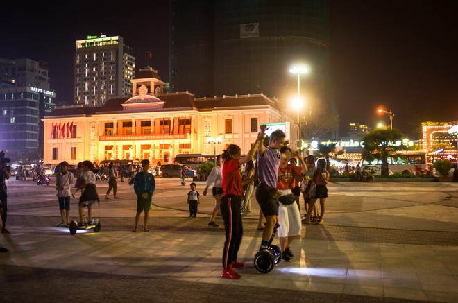 Thanh Duy, Khả Như, Li&ecirc;u H&agrave; Trinh bật kh&oacute;c khi được fan bất ngờ phục k&iacute;ch tại Nha Trang - Ảnh 4.