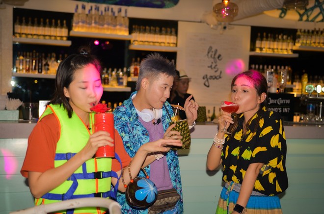 Thanh Duy, Khả Như, Li&ecirc;u H&agrave; Trinh bật kh&oacute;c khi được fan bất ngờ phục k&iacute;ch tại Nha Trang - Ảnh 7.