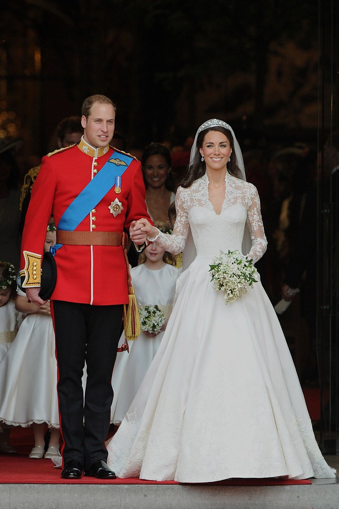 Trước thềm đám cưới của Hoàng tử Harry và Meghan Markle, điểm lại 13 mẫu váy cưới Hoàng gia khiến người người mê mẩn - Ảnh 12.