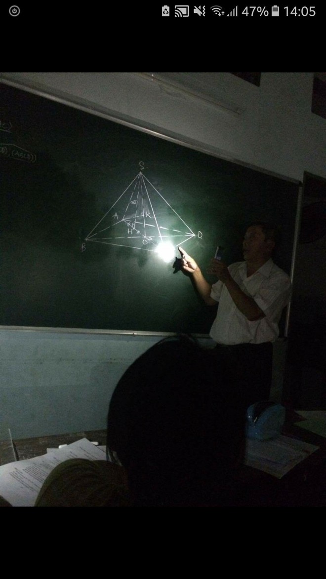 Thầy gi&aacute;o t&acirc;m huyết bật đ&egrave;n flash giảng b&agrave;i, cầm thước kẻ ra s&acirc;n đuổi ve để học sinh y&ecirc;n tĩnh &ocirc;n thi - Ảnh 4.