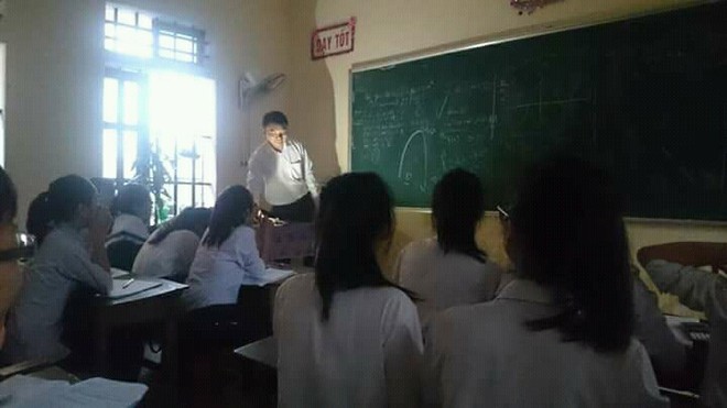 Thầy gi&aacute;o t&acirc;m huyết bật đ&egrave;n flash giảng b&agrave;i, cầm thước kẻ ra s&acirc;n đuổi ve để học sinh y&ecirc;n tĩnh &ocirc;n thi - Ảnh 2.