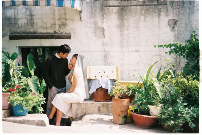 30 phút mượn vườn nhà bác hàng xóm, 9X Việt cho ra bộ ảnh cưới chất như film Hong Kong - Ảnh 9.