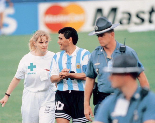 Bàn tay của nữ y tá đưa Cậu bé vàng Maradona xuống vực thẳm ở World Cup 1994 - Ảnh 2.