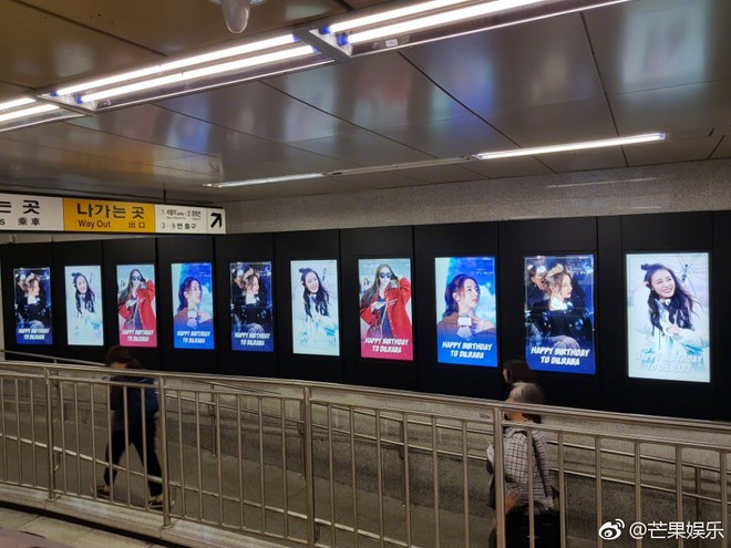 Hình ảnh Địch Lệ Nhiệt Ba tràn lan khắp ga tàu điện của Hàn Quốc: Chuyện gì đang xảy ra? - Ảnh 1.