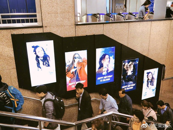 Hình ảnh Địch Lệ Nhiệt Ba tràn lan khắp ga tàu điện của Hàn Quốc: Chuyện gì đang xảy ra? - Ảnh 3.