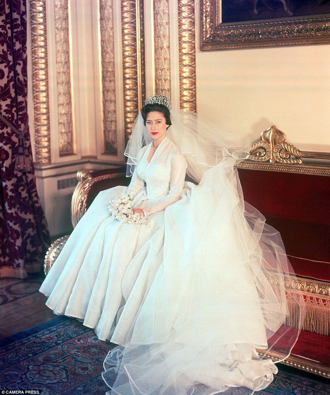 Trước thềm đám cưới của Hoàng tử Harry và Meghan Markle, điểm lại 13 mẫu váy cưới Hoàng gia khiến người người mê mẩn - Ảnh 4.