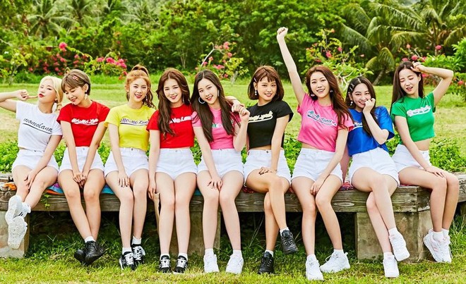 Mới c&oacute; 1 hit m&agrave; d&aacute;m tổ chức tour thế giới, MOMOLAND bị ch&ecirc; ảo tưởng sức mạnh - Ảnh 1.