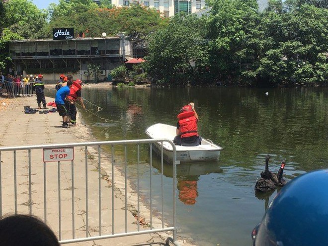 H&agrave; Nội: Lực lượng chức năng vớt thi thể người &ocirc;ng cứu ch&aacute;u trượt ch&acirc;n ng&atilde; xuống hồ Thiền Quang - Ảnh 2.