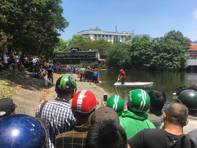 H&agrave; Nội: Lực lượng chức năng vớt thi thể người &ocirc;ng cứu ch&aacute;u trượt ch&acirc;n ng&atilde; xuống hồ Thiền Quang - Ảnh 3.