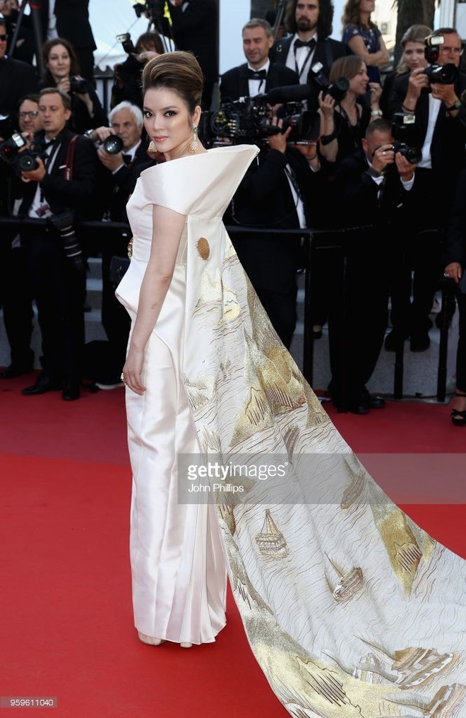 Sau 2 ngày vắng mặt, Lý Nhã Kỳ diện váy dài quét đất trở lại ấn tượng trên thảm đỏ Cannes - Ảnh 4.