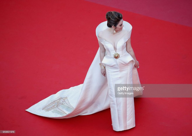 Sau 2 ngày vắng mặt, Lý Nhã Kỳ diện váy dài quét đất trở lại ấn tượng trên thảm đỏ Cannes - Ảnh 10.