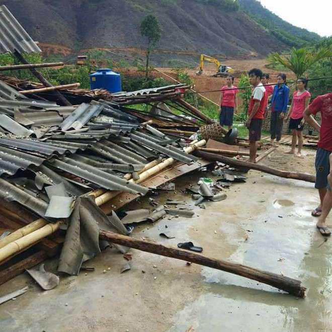 Nghệ An: Li&ecirc;n tiếp xảy ra lốc xo&aacute;y, đ&aacute;nh sập v&agrave; l&agrave;m tốc m&aacute;i hơn 60 ng&ocirc;i nh&agrave; - Ảnh 1.
