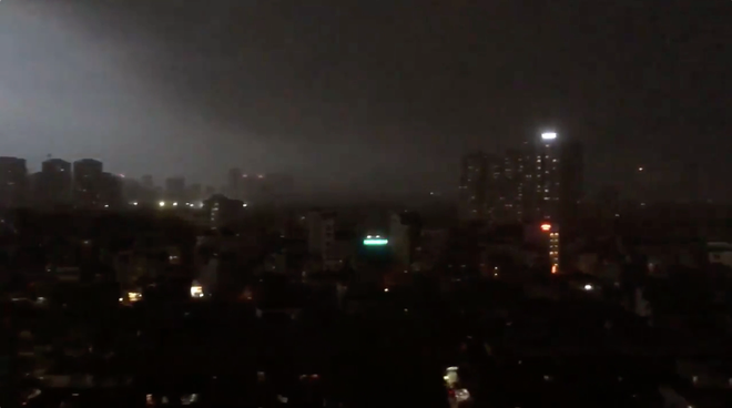 Clip: Bầu trời H&agrave; Nội chia 2 nửa đen trắng như trong phim do gi&ocirc;ng lớn - Ảnh 2.