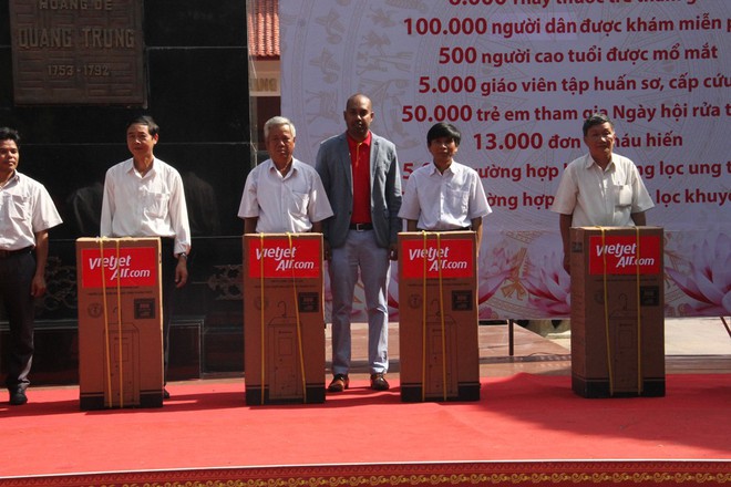 100.000 người dân được khám bệnh miễn phí tại Ngày hội Thầy thuốc trẻ làm theo lời Bác - Ảnh 6. 100.000 người dân được khám bệnh miễn phí tại Ngày hội Thầy thuốc trẻ làm theo lời Bác - Ảnh 6.