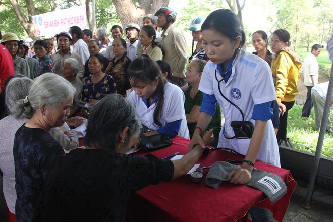 100.000 người dân được khám bệnh miễn phí tại Ngày hội Thầy thuốc trẻ làm theo lời Bác - Ảnh 7. 100.000 người dân được khám bệnh miễn phí tại Ngày hội Thầy thuốc trẻ làm theo lời Bác - Ảnh 7.