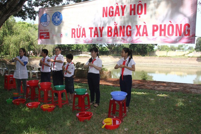 100.000 người dân được khám bệnh miễn phí tại Ngày hội Thầy thuốc trẻ làm theo lời Bác - Ảnh 8. 100.000 người dân được khám bệnh miễn phí tại Ngày hội Thầy thuốc trẻ làm theo lời Bác - Ảnh 8.