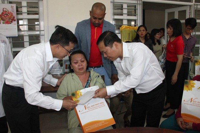 100.000 người dân được khám bệnh miễn phí tại Ngày hội Thầy thuốc trẻ làm theo lời Bác - Ảnh 9. 100.000 người dân được khám bệnh miễn phí tại Ngày hội Thầy thuốc trẻ làm theo lời Bác - Ảnh 9.