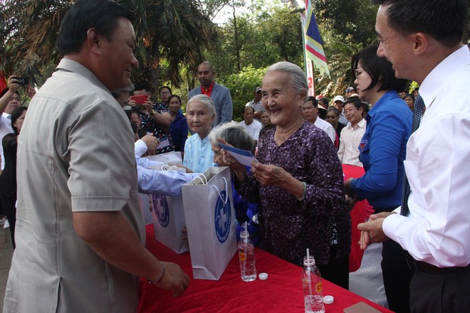 100.000 người dân được khám bệnh miễn phí tại Ngày hội Thầy thuốc trẻ làm theo lời Bác - Ảnh 2. 100.000 người dân được khám bệnh miễn phí tại Ngày hội Thầy thuốc trẻ làm theo lời Bác - Ảnh 2.