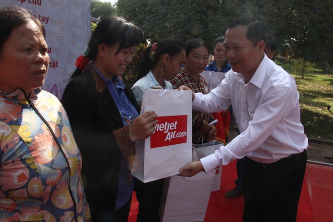 100.000 người dân được khám bệnh miễn phí tại Ngày hội Thầy thuốc trẻ làm theo lời Bác - Ảnh 3. 100.000 người dân được khám bệnh miễn phí tại Ngày hội Thầy thuốc trẻ làm theo lời Bác - Ảnh 3.