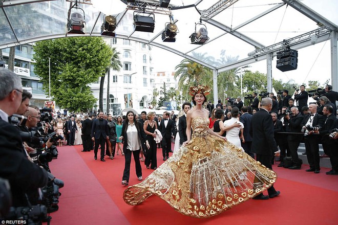 Thảm đỏ Cannes: Thi&ecirc;n thần nội y lột x&aacute;c th&agrave;nh nữ thần, nhưng g&acirc;y ch&uacute; &yacute; hơn l&agrave; sự độc lạ của một sao nữ - Ảnh 6.