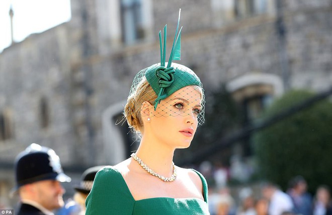 Khách mời hoàng thân đốn tim dân tình trong đám cưới Hoàng tử Harry hóa ra còn là nàng thơ của Dolce&Gabbana - Ảnh 1.