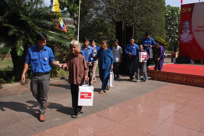 100.000 người dân được khám bệnh miễn phí tại Ngày hội Thầy thuốc trẻ làm theo lời Bác - Ảnh 4. 100.000 người dân được khám bệnh miễn phí tại Ngày hội Thầy thuốc trẻ làm theo lời Bác - Ảnh 4.