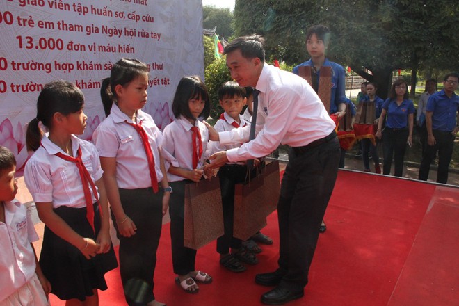100.000 người dân được khám bệnh miễn phí tại Ngày hội Thầy thuốc trẻ làm theo lời Bác - Ảnh 5. 100.000 người dân được khám bệnh miễn phí tại Ngày hội Thầy thuốc trẻ làm theo lời Bác - Ảnh 5.
