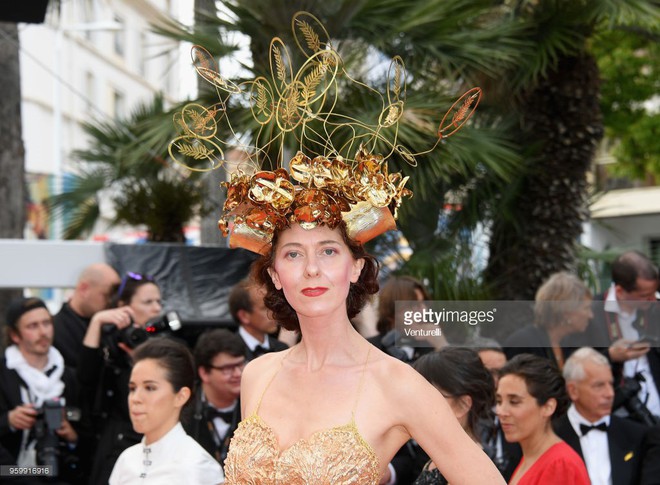 Thảm đỏ Cannes: Thi&ecirc;n thần nội y lột x&aacute;c th&agrave;nh nữ thần, nhưng g&acirc;y ch&uacute; &yacute; hơn l&agrave; sự độc lạ của một sao nữ - Ảnh 8.