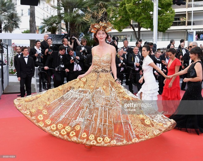 Thảm đỏ Cannes: Thi&ecirc;n thần nội y lột x&aacute;c th&agrave;nh nữ thần, nhưng g&acirc;y ch&uacute; &yacute; hơn l&agrave; sự độc lạ của một sao nữ - Ảnh 7.