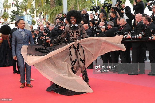Thảm đỏ Cannes: Thi&ecirc;n thần nội y lột x&aacute;c th&agrave;nh nữ thần, nhưng g&acirc;y ch&uacute; &yacute; hơn l&agrave; sự độc lạ của một sao nữ - Ảnh 13.