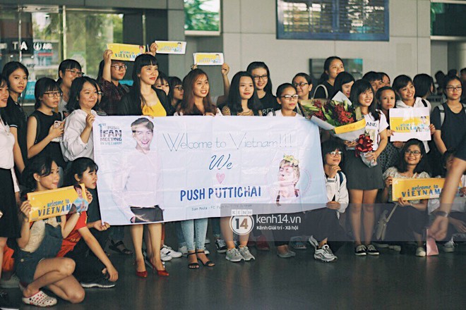Ho&agrave;ng tử phim Th&aacute;i Push Puttichai qu&aacute; điển trai, th&acirc;n thiện d&ugrave; bị v&acirc;y k&iacute;n giữa s&acirc;n bay T&acirc;n Sơn Nhất - Ảnh 19.