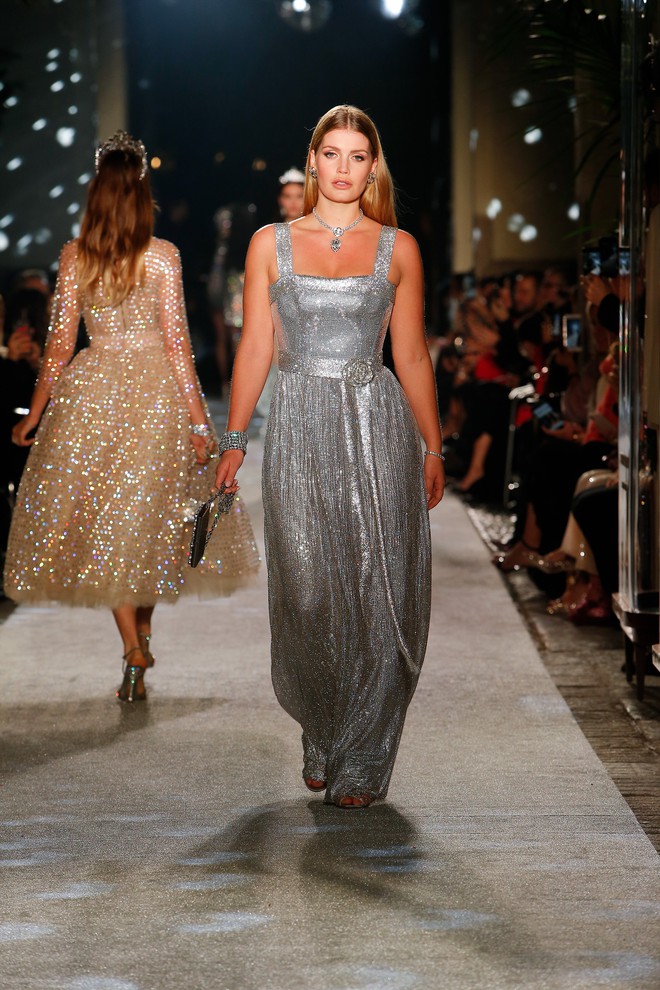 Kh&aacute;ch mời ho&agrave;ng th&acirc;n đốn tim d&acirc;n t&igrave;nh trong đ&aacute;m cưới Ho&agrave;ng tử Harry h&oacute;a ra c&ograve;n l&agrave; n&agrave;ng thơ của Dolce&Gabbana - Ảnh 9.