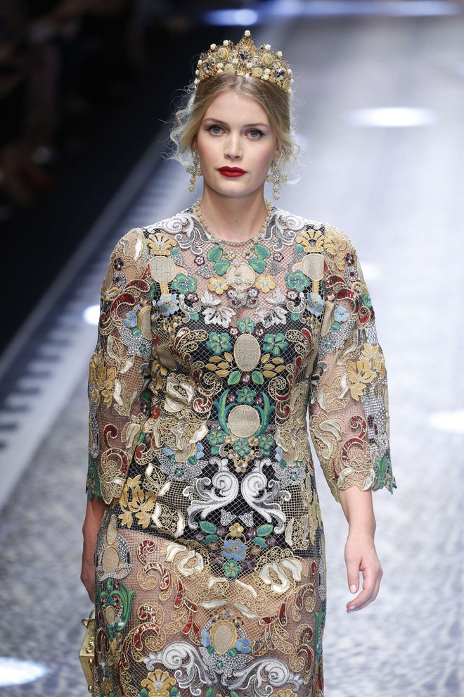 Kh&aacute;ch mời ho&agrave;ng th&acirc;n đốn tim d&acirc;n t&igrave;nh trong đ&aacute;m cưới Ho&agrave;ng tử Harry h&oacute;a ra c&ograve;n l&agrave; n&agrave;ng thơ của Dolce&Gabbana - Ảnh 6.