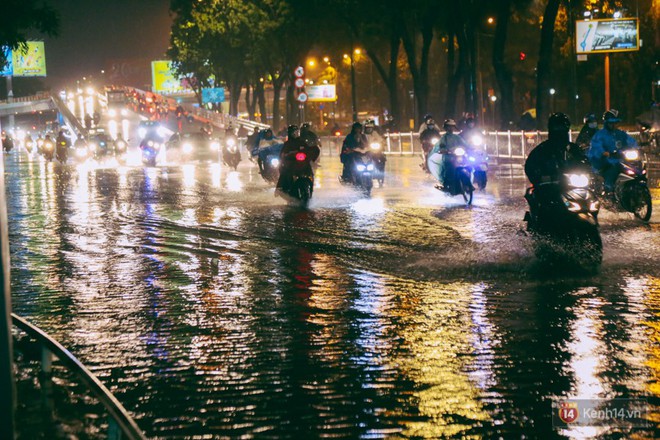 Khu vực sân bay Tân Sơn Nhất ngập nặng sau mưa lớn, hành khách vượt sông ra phi trường - Ảnh 1.