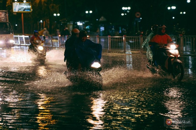 Khu vực sân bay Tân Sơn Nhất ngập nặng sau mưa lớn, hành khách vượt sông ra phi trường - Ảnh 2.