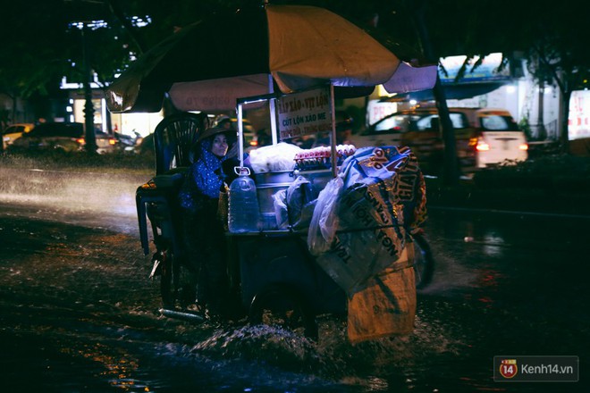 Khu vực sân bay Tân Sơn Nhất ngập nặng sau mưa lớn, hành khách vượt sông ra phi trường - Ảnh 6.