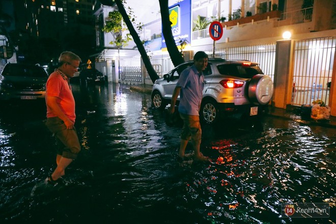 Khu vực sân bay Tân Sơn Nhất ngập nặng sau mưa lớn, hành khách vượt sông ra phi trường - Ảnh 12.