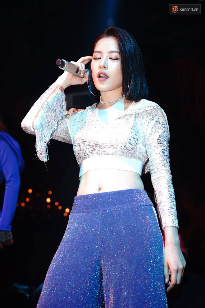 Chi Pu lần đầu live ca khúc mới Đoá hoa hồng, vừa hát vừa nhảy cực sung trong đêm nhạc tại Hà Nội - Ảnh 7.