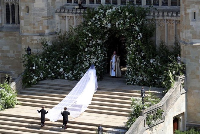 Tân Công nương Meghan Markle chọn váy đơn giản của Givenchy chứ không phải mẫu váy lộng lẫy 3 tỷ như đồn đoán - Ảnh 13.