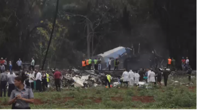 Ảnh: Hiện trường vụ rơi máy bay chở hơn 100 người ở Cuba - Ảnh 1.