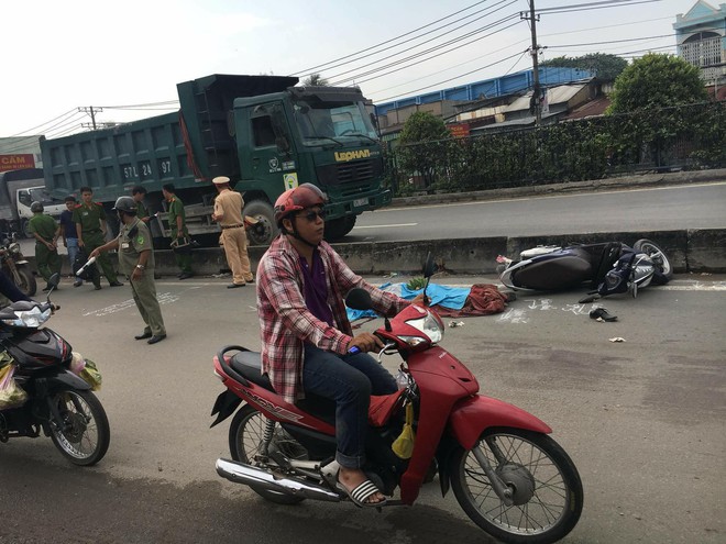 Thanh niên tử vong vì tấm bạt xe ben đứt rơi trên đường phố Sài Gòn  - Ảnh 1.