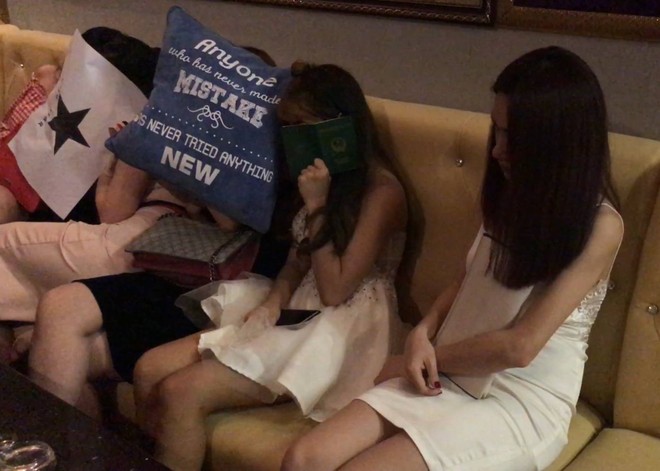 Đột k&iacute;ch nh&agrave; h&agrave;ng ở S&agrave;i G&ograve;n, ph&aacute;t hiện nhiều nữ tiếp vi&ecirc;n ăn mặc hở hang chỉ phục vụ kh&aacute;ch ngoại quốc - Ảnh 2.