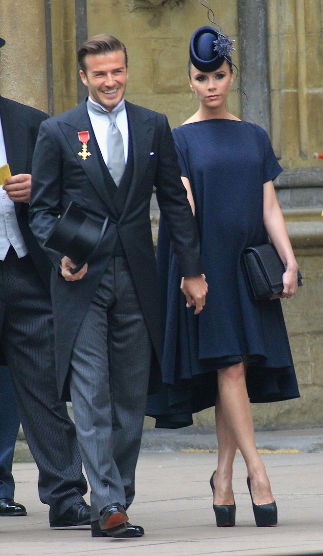 Truyền thống đi đám cưới hoàng gia của Victoria Beckham: luôn mặc đồ tối màu nhưng sang chảnh ngất trời - Ảnh 6.