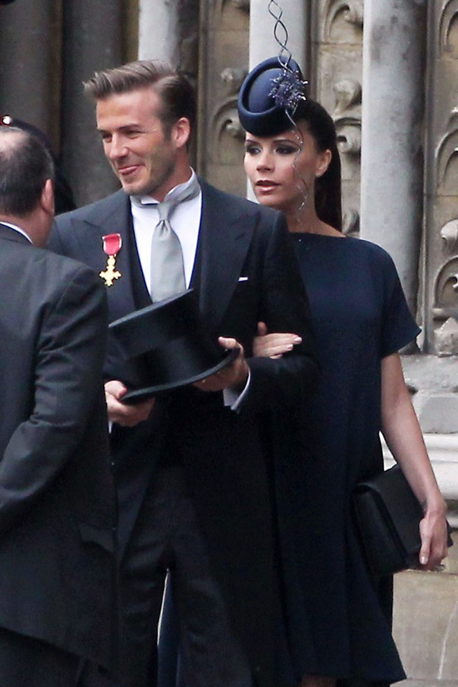 Truyền thống đi đám cưới hoàng gia của Victoria Beckham: luôn mặc đồ tối màu nhưng sang chảnh ngất trời - Ảnh 5.