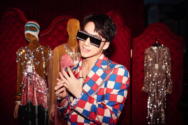 Sơn T&ugrave;ng M-TP chất muốn lịm người khi đi dự triển l&atilde;m Thu/Đ&ocirc;ng 2018 của Gucci tại Hong Kong - Ảnh 4.