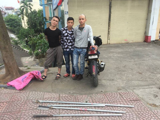 Ph&aacute;t hiện 3 đối tượng ng&ocirc;ng ngh&ecirc;nh, đi đến đ&acirc;u người d&acirc;n 2 b&ecirc;n dạt ra đến đấy, CSGT H&agrave; Nội &aacute;p s&aacute;t khống chế - Ảnh 1.